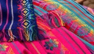 Rebozo mexicano tejido a mano muestra técnicas artesanales y conocimientos transmitidos entre generaciones.