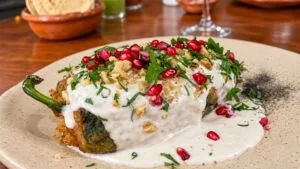 Chiles en nogada en Oaxaca servidos con granada y perejil durante las fiestas patrias.