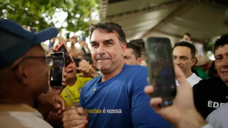 Flavio Bolsonaro niega recibir apoyo del Gobierno de Estados Unidos durante la campaña presidencial de Brasil.