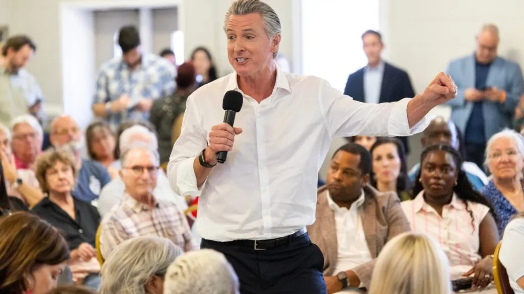 Gavin Newsom cuestiona los cambios de Trump a las reglas del voto por correo antes de las elecciones de medio término.