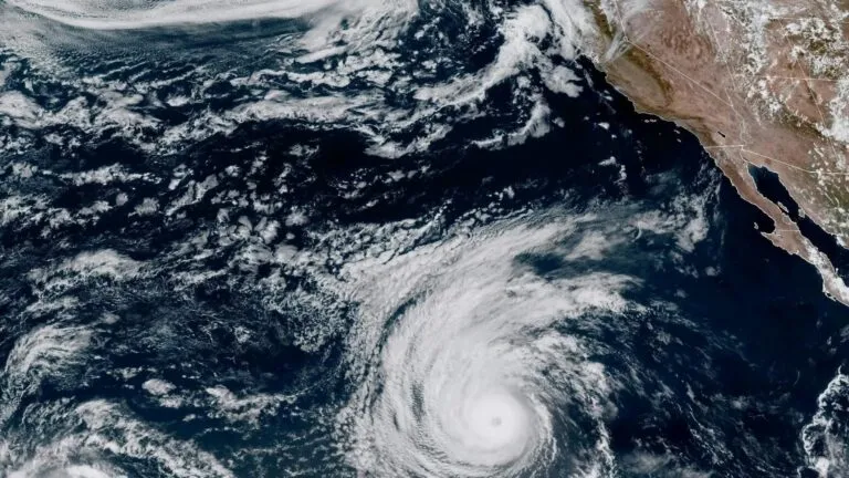 Huracán Marie amenaza con lluvias y fuerte oleaje al sur de California