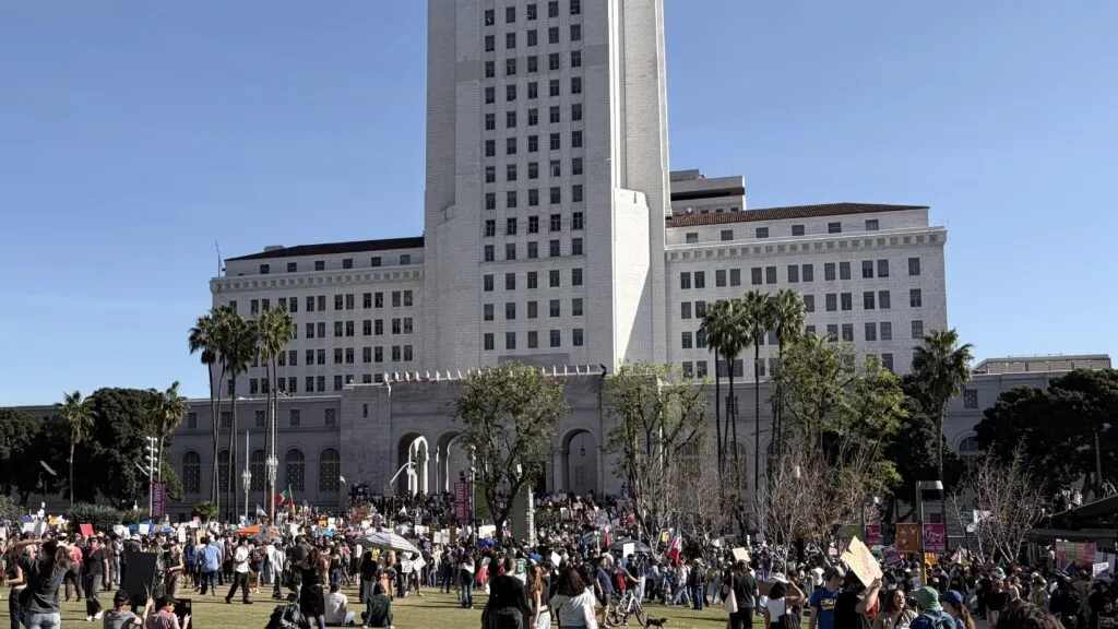Juez federal limita los arrestos migratorios sin orden judicial en siete condados del sur de California.