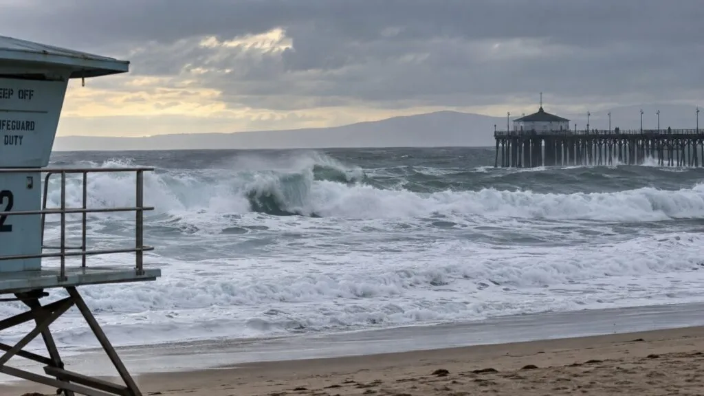 Marie provoca inundaciones y oleaje peligroso en comunidades costeras del sur de California.