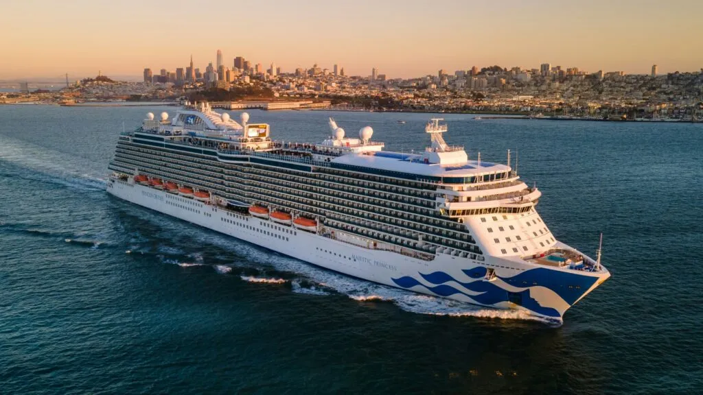 Cruceros en Ensenada impulsan el turismo, el comercio y el empleo local en Baja California.