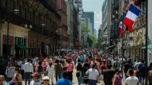 México registra menor crecimiento poblacional, caída de la fecundidad y un aumento en la edad mediana de sus habitantes.