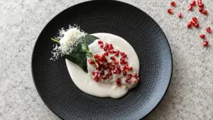 Chile en nogada elaborado con ingredientes de temporada y servido en una mesa tradicional mexicana.