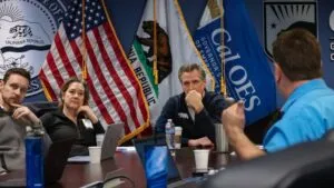 Newsom declara estado de emergencia en California ante los riesgos de tormentas, inundaciones y deslizamientos asociados con El Niño.