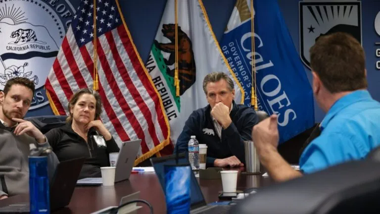 Newsom declara estado de emergencia en California ante los riesgos de tormentas, inundaciones y deslizamientos asociados con El Niño.