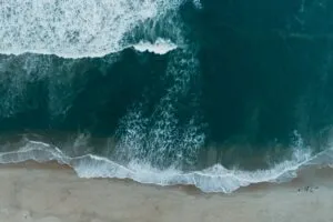 Oleaje peligroso y corrientes de retorno afectan una playa de San Diego por los remanentes del ciclón Marie.