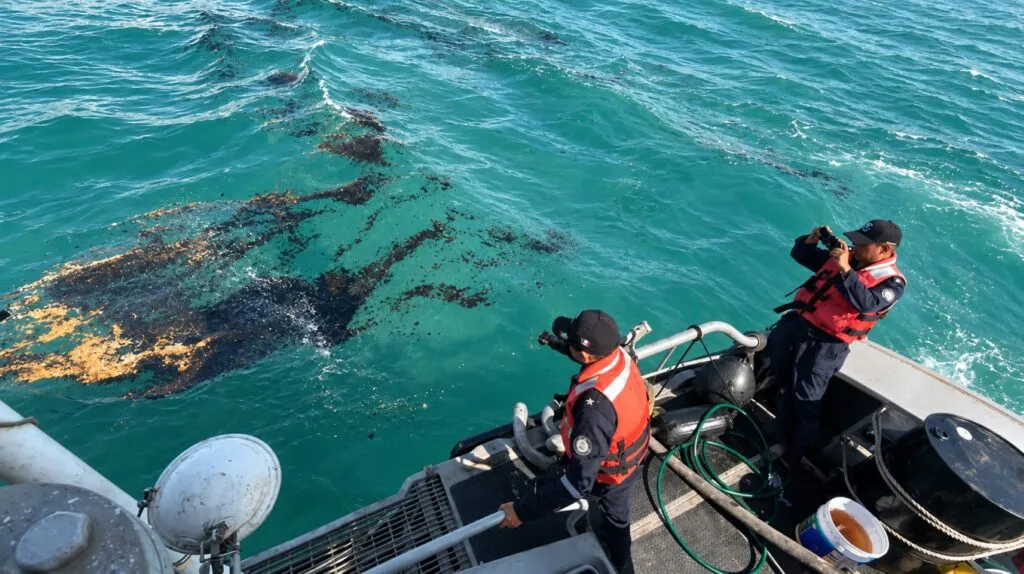Embarcaciones de Pemex atienden un derrame en el Golfo de México frente a las costas de Campeche.