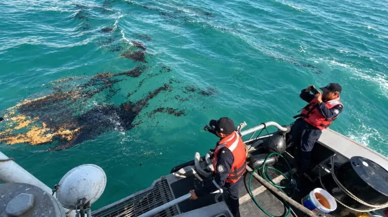 Embarcaciones de Pemex atienden un derrame en el Golfo de México frente a las costas de Campeche.
