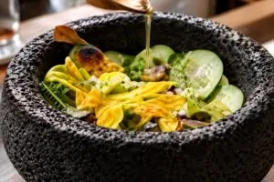 Restaurantes del Valle de Guadalupe ofrecen cocina regional, vinos y paisajes para viajeros desde San Diego.