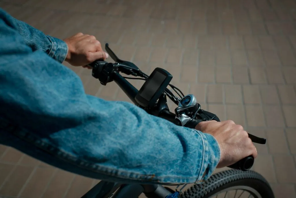 Bicicletas eléctricas ilegales estacionadas en San Diego ante nuevas acciones legales por el aumento de accidentes entre menores.