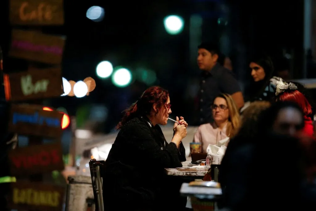 Restaurante al aire libre en San Diego donde una propuesta busca prohibir fumar y vapear para reducir la exposición al humo.