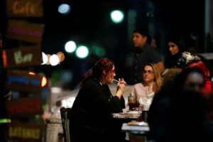 Restaurante al aire libre en San Diego donde una propuesta busca prohibir fumar y vapear para reducir la exposición al humo.