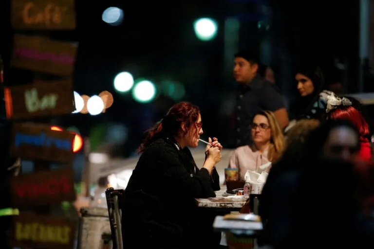 Restaurante al aire libre en San Diego donde una propuesta busca prohibir fumar y vapear para reducir la exposición al humo.