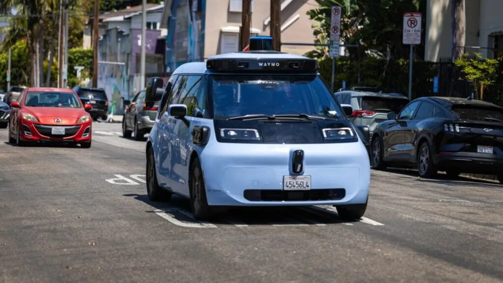 Waymo enfrenta una propuesta de San Diego para aumentar el control local sobre los vehículos autónomos.