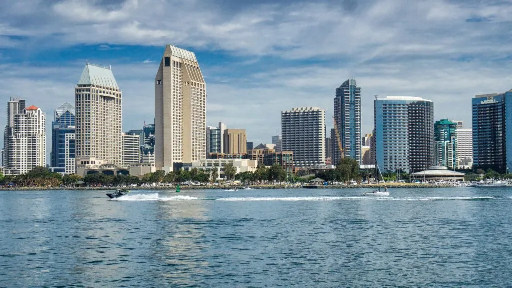 Clima en San Diego con cielo soleado, temperaturas agradables y paisaje urbano de California
