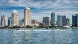 Clima en San Diego con cielo soleado, temperaturas agradables y paisaje urbano de California
