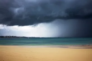 Tormenta tropical podría llevar humedad, lluvias y oleaje a San Diego