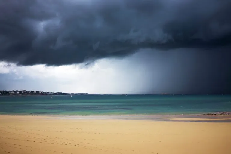 Tormenta tropical podría llevar humedad, lluvias y oleaje a San Diego