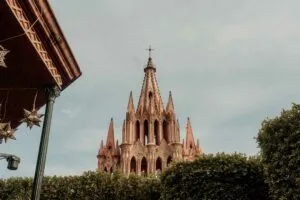 Edificio histórico de arquitectura barroca en México con fachada ornamentada y detalles coloniales