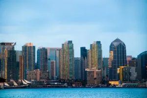 Clima en San Diego con cielo mayormente soleado y temperaturas cálidas durante la tarde de este sábado.