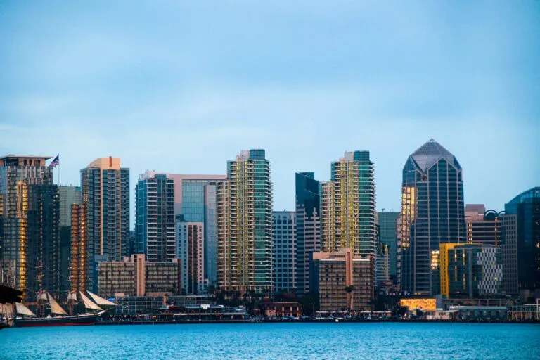 Clima en San Diego con cielo mayormente soleado y temperaturas cálidas durante la tarde de este sábado.