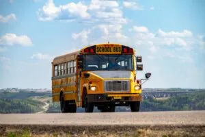 Autobuses escolares de San Diego Unified aplican medidas de almacenamiento y electrificación para reducir el impacto del diésel.