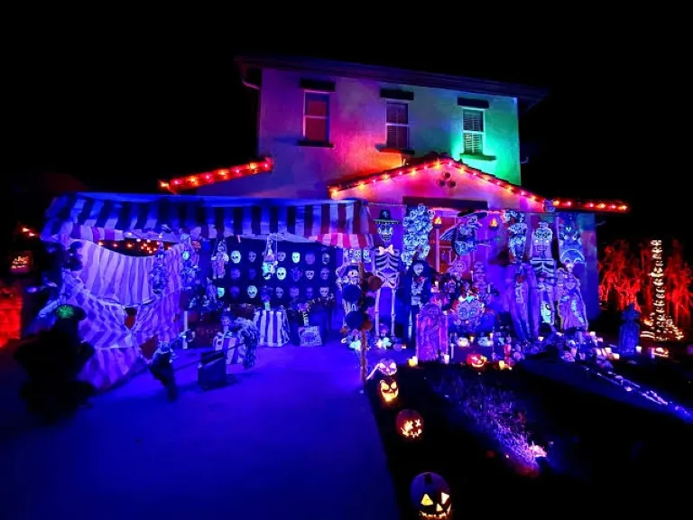 Niños acompañados por adultos recorren un vecindario de San Diego durante la celebración de Halloween.