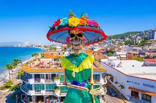 Catrina gigante de Puerto Vallarta instalada en el Malecón durante la celebración mexicana del Día de Muertos.