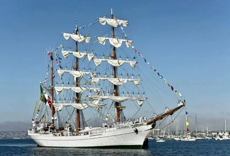 Buque Escuela Cuauhtémoc en San Diego durante su recorrido de formación naval por el Pacífico Norte.