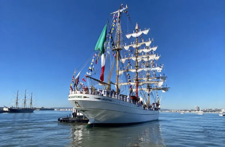 Buque Escuela Cuauhtémoc en San Diego antes de iniciar su regreso hacia Acapulco.