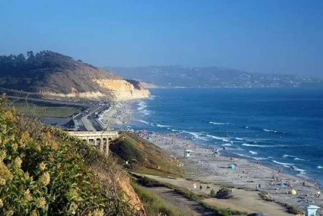 Guardia Costera busca a una kayakista desaparecida cerca de Torrey Pines con apoyo coordinado de socorristas de San Diego.