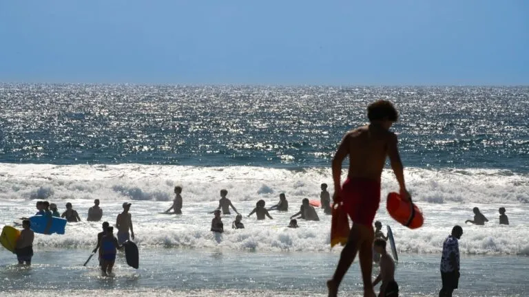El calor extremo eleva las temperaturas en San Diego y aumenta las emergencias relacionadas con deshidratación.