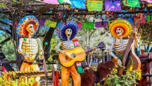 Día de Muertos en SeaWorld con ofrendas, flores, comida mexicana y danza folclórica frente a Mission Bay en San Diego.