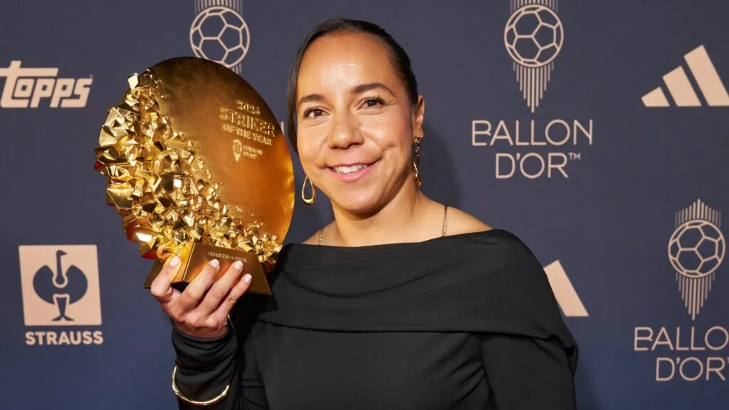 Charlyn Corral recibe el premio a mejor goleadora del Balón de Oro después de anotar 49 goles en 49 partidos con Pachuca.