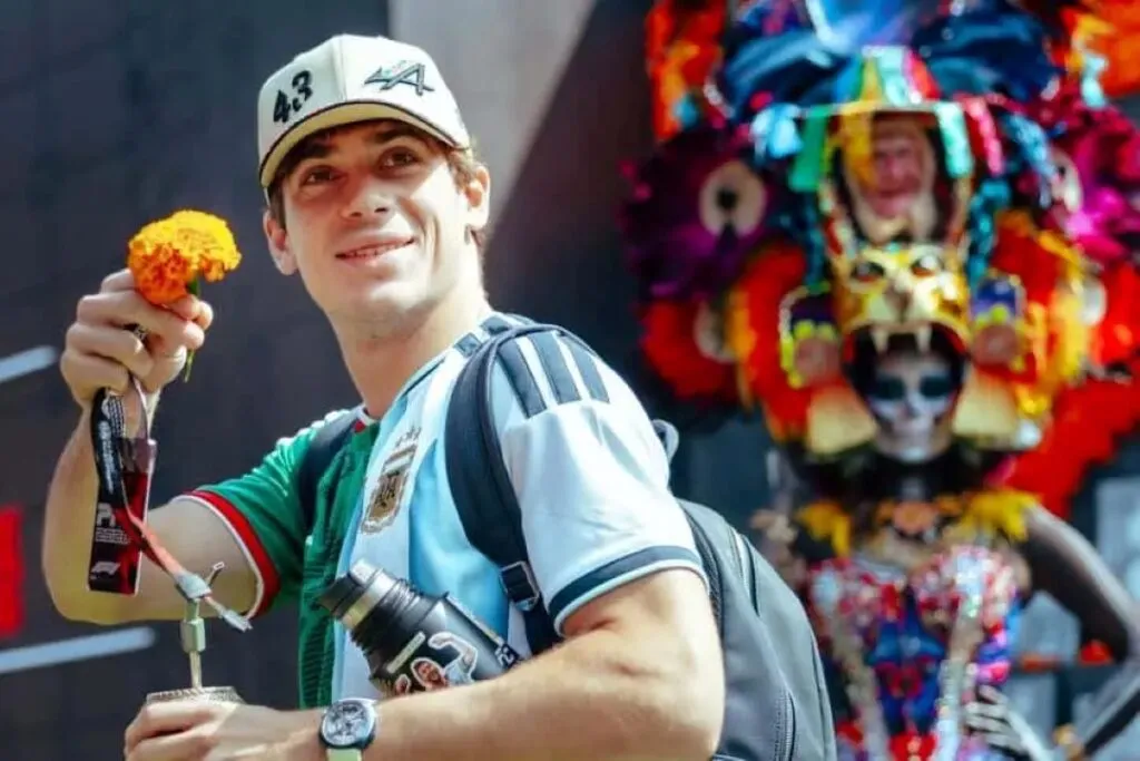Franco Colapinto llega al Gran Premio de México con una camiseta inspirada en las selecciones de México y Argentina.