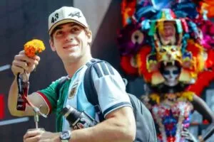 Franco Colapinto llega al Gran Premio de México con una camiseta inspirada en las selecciones de México y Argentina.