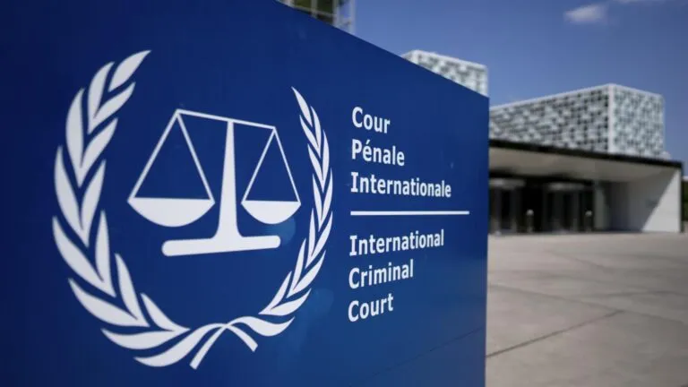 La CPI advierte sobre una posible reapertura del examen de crímenes del conflicto armado colombiano.
