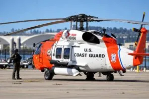 Guardia Costera participa en la búsqueda de desaparecidos tras un naufragio en Baja California y el traslado de sobrevivientes a San Diego.