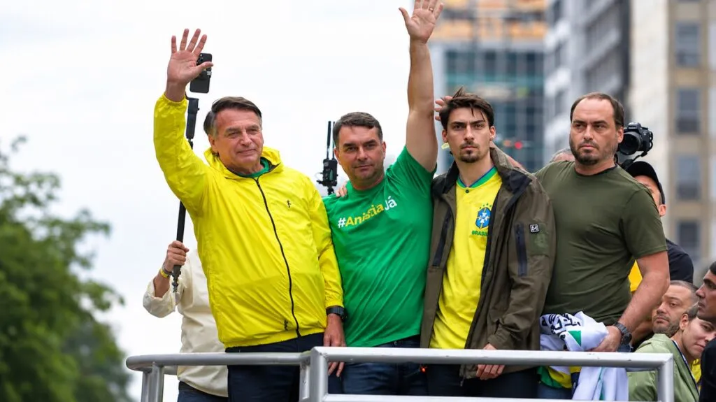 La familia de Bolsonaro amplía su presencia en la política brasileña tras los resultados de las elecciones.