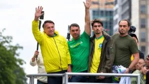 La familia de Bolsonaro amplía su presencia en la política brasileña tras los resultados de las elecciones.