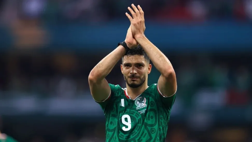 Raúl Jiménez será operado de la rodilla mientras México prepara sus partidos contra Jamaica con Santiago Giménez y la Hormiga González.