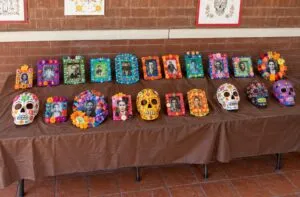 Exposición de Día de Muertos en Old Town con altares, máscaras y arte juvenil elaborado por estudiantes de San Diego.