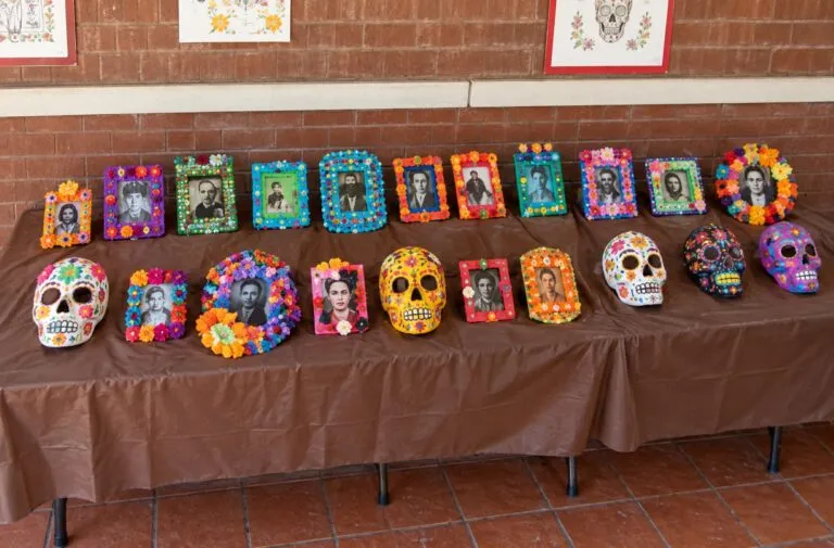 Exposición de Día de Muertos en Old Town con altares, máscaras y arte juvenil elaborado por estudiantes de San Diego.