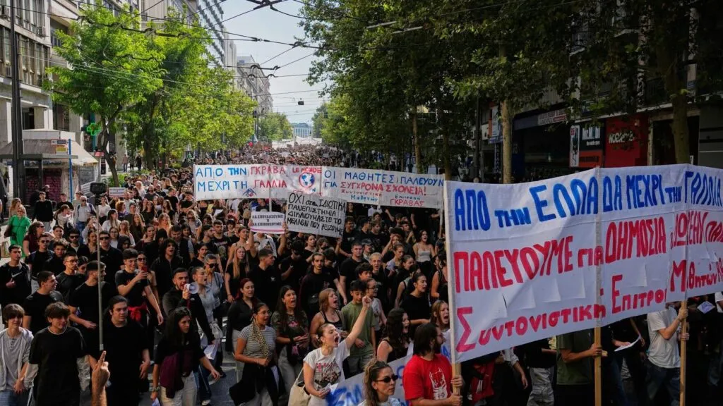 Miles de estudiantes y docentes protestan en Grecia por los bajos salarios, los recortes educativos y el acceso a la vivienda.