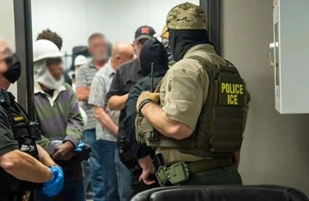 Vehículos de agentes federales durante un operativo migratorio en una zona residencial del condado de San Diego.