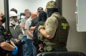 Vehículos de agentes federales durante un operativo migratorio en una zona residencial del condado de San Diego.