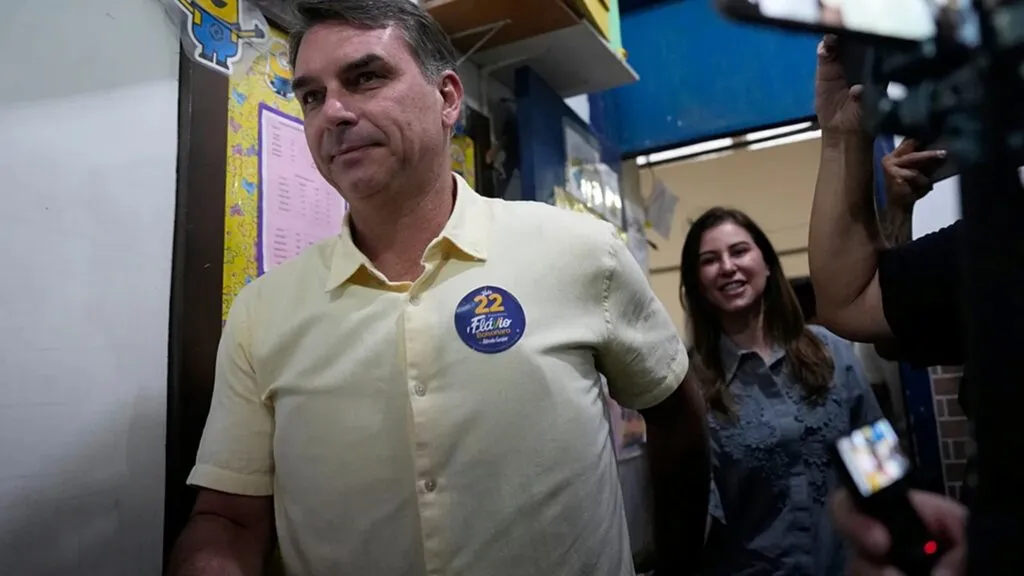 Flávio Bolsonaro abandona Brasil con destino a Estados Unidos después de su derrota presidencial y una orden judicial sobre sus pasaportes.